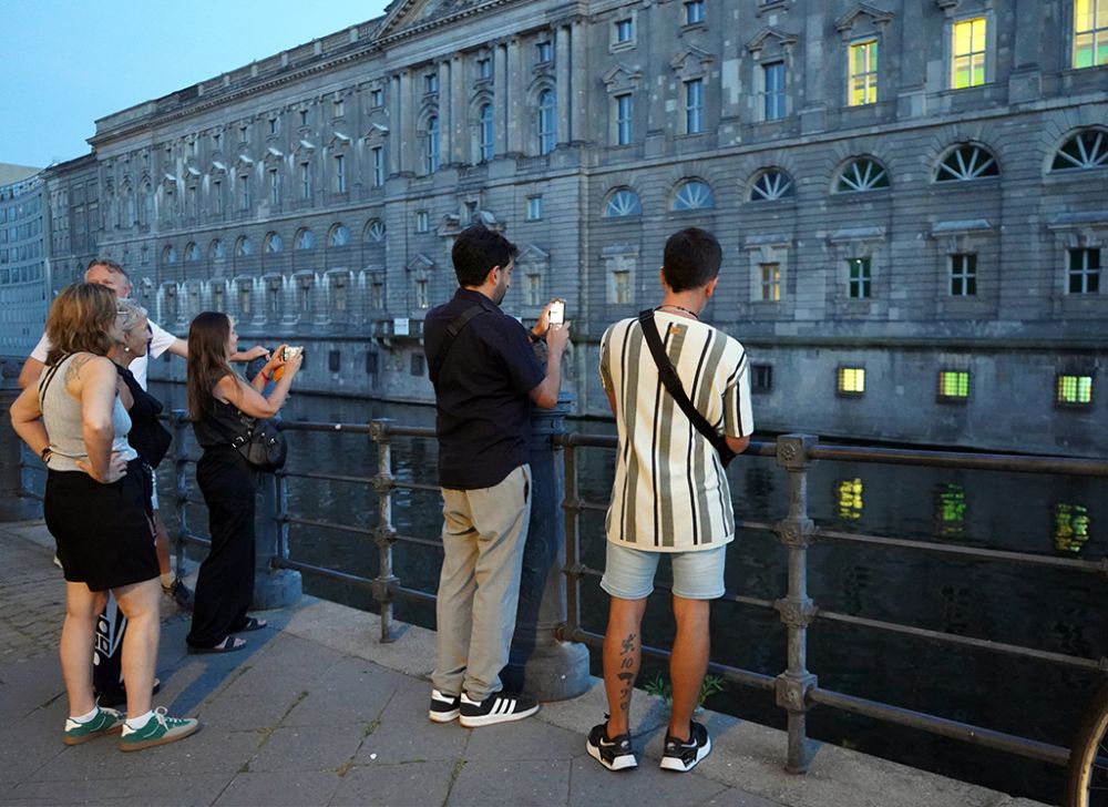 La acción reunió a más de 500 personas en las orillas del río de la capital alemana. 